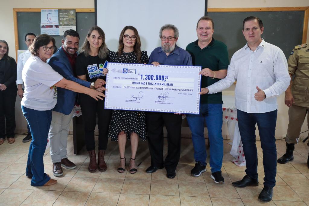 Primeira-dama de MT recebe título de 'mãe dos migrantes' em visita à Pastoral do Migrante em Cuiabá